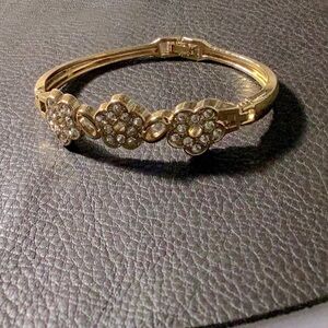 Gold Three Flowers Zirconia Stones Bracelet